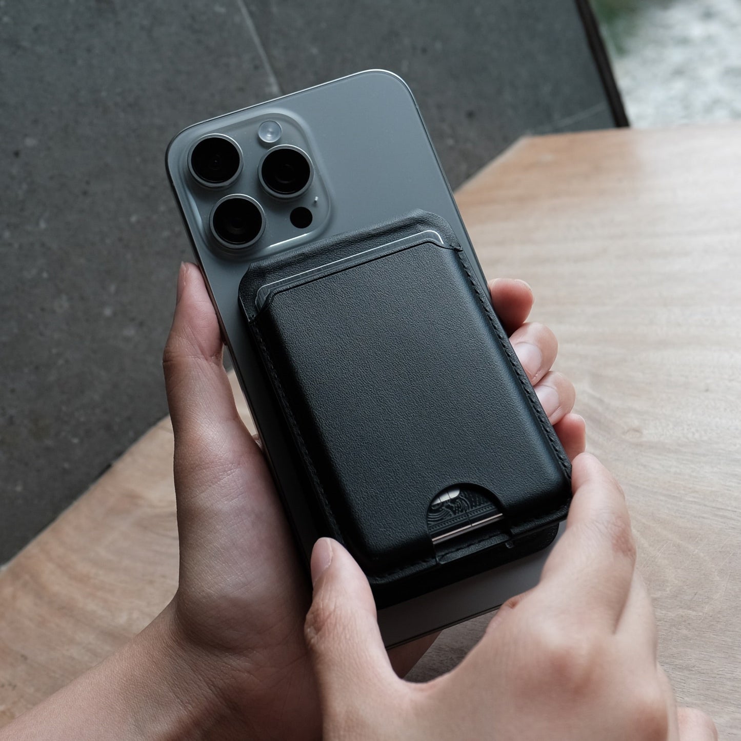 Beam MagSafe Wallet & Stand